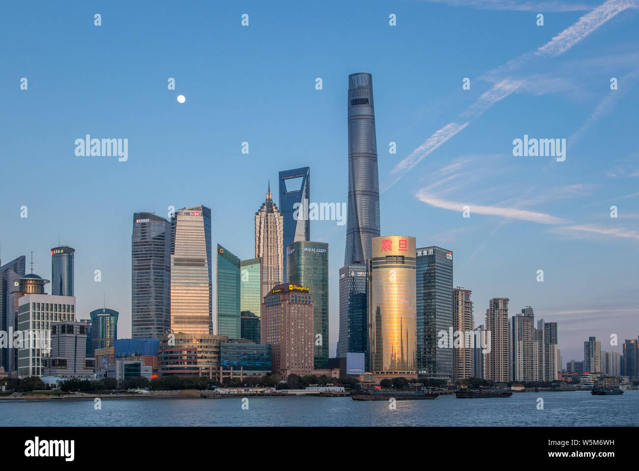--FILE--Skyline di Puxi, Fiume Huangpu e il Quartiere Finanziario di Lujiazui con la Oriental Pearl TV Tower, più in alto a sinistra, la Shanghai Tower, t Foto Stock