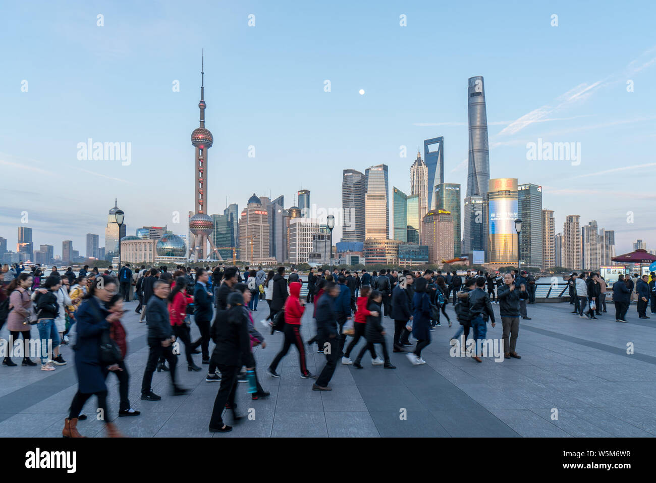 --FILE--Skyline di Puxi, Fiume Huangpu e il Quartiere Finanziario di Lujiazui con la Oriental Pearl TV Tower, più in alto a sinistra, la Shanghai Tower, t Foto Stock