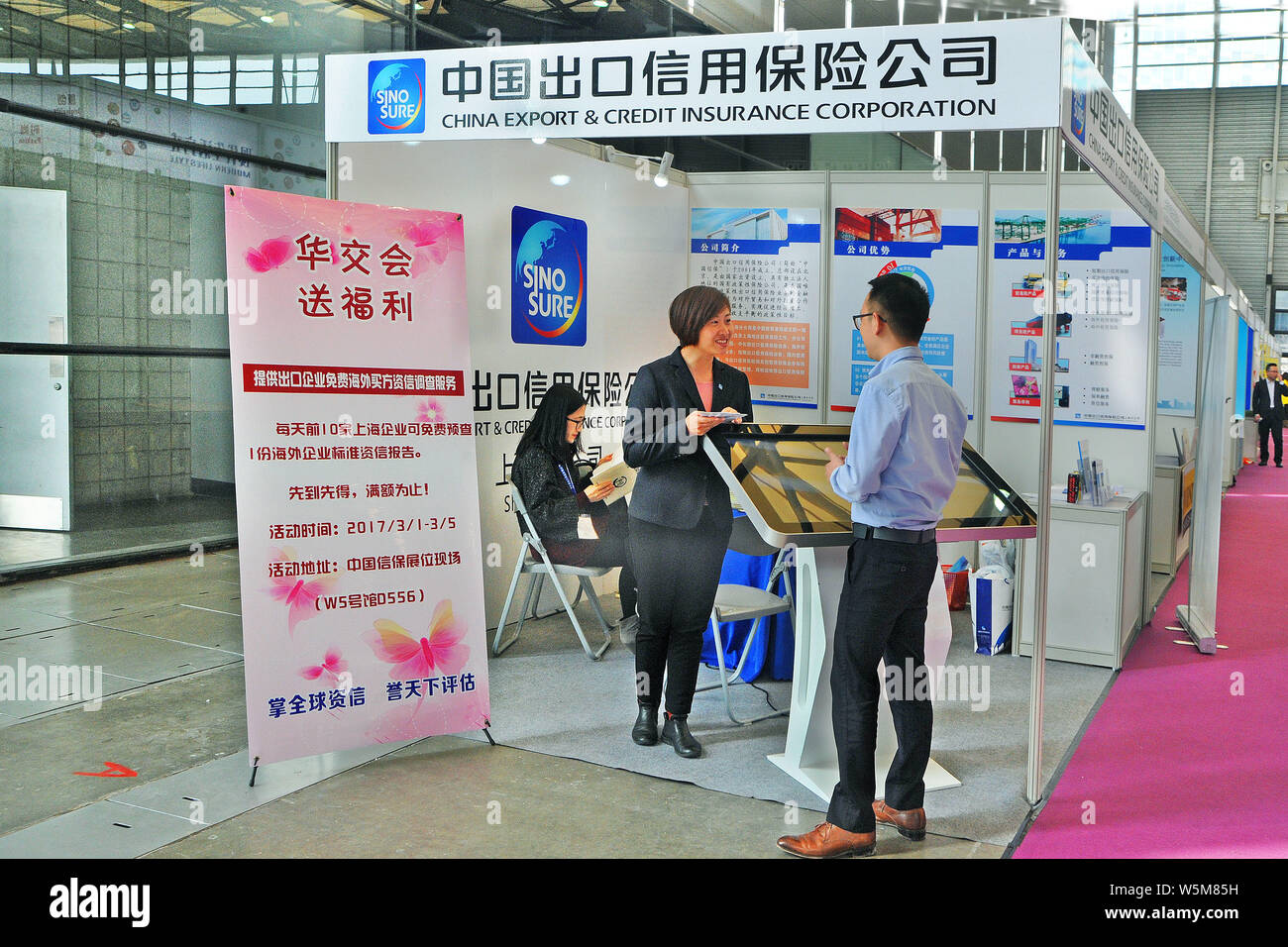 --FILE -- la gente visita lo stand della China Export ed assicurazione del credito Corporation (Sinosure) durante una mostra a Shanghai in Cina, 1 marzo 2017. C Foto Stock