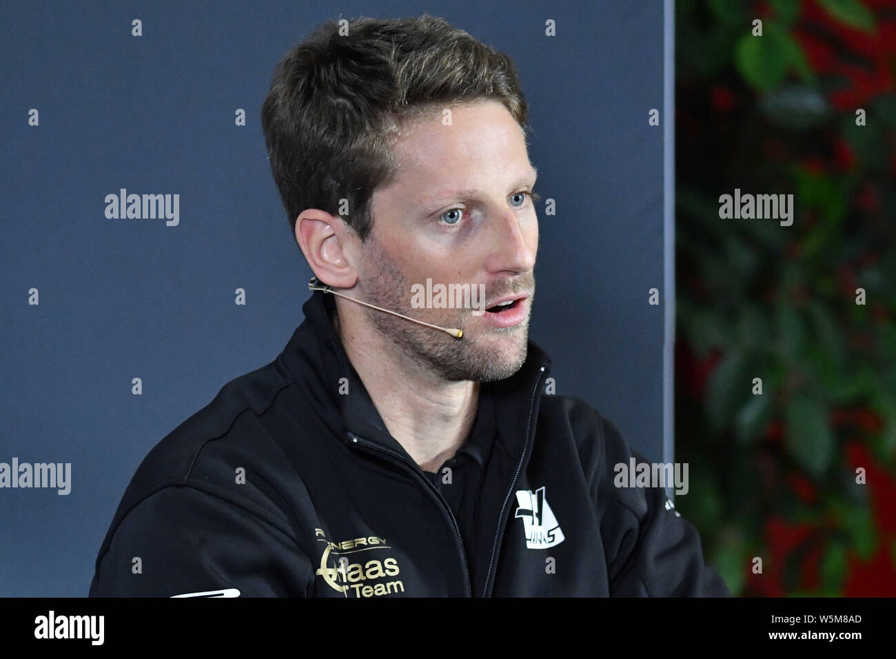 Un pilota francese Romain Grosjean di Haas F1 Team partecipa a una conferenza stampa davanti alla Formula 1 Heineken Chinese Grand Prix 2019 a Shanghai, C Foto Stock