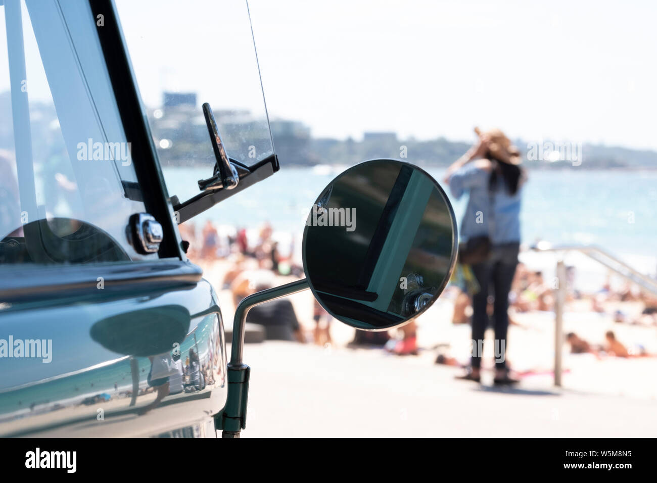 Un australiano beach in scena con una Volkswagen Combi in primo piano Foto Stock