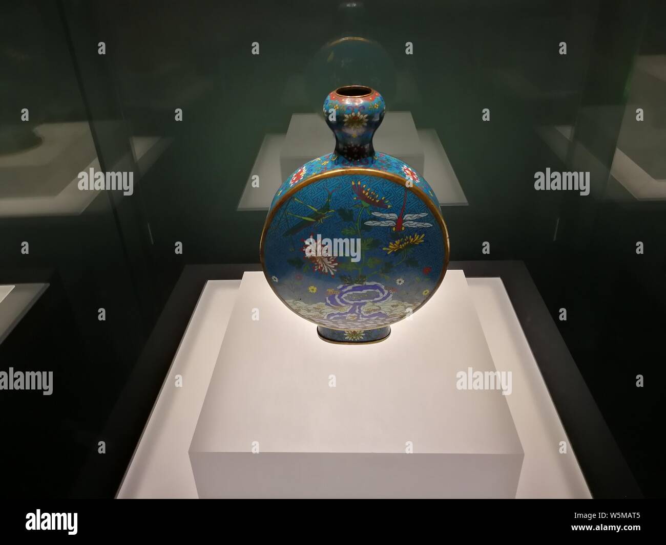 Vista delle reliquie culturali sul display alla mostra di tesori di musei nazionali lungo la Via della Seta presso il museo nazionale della Cina a Pechino Foto Stock
