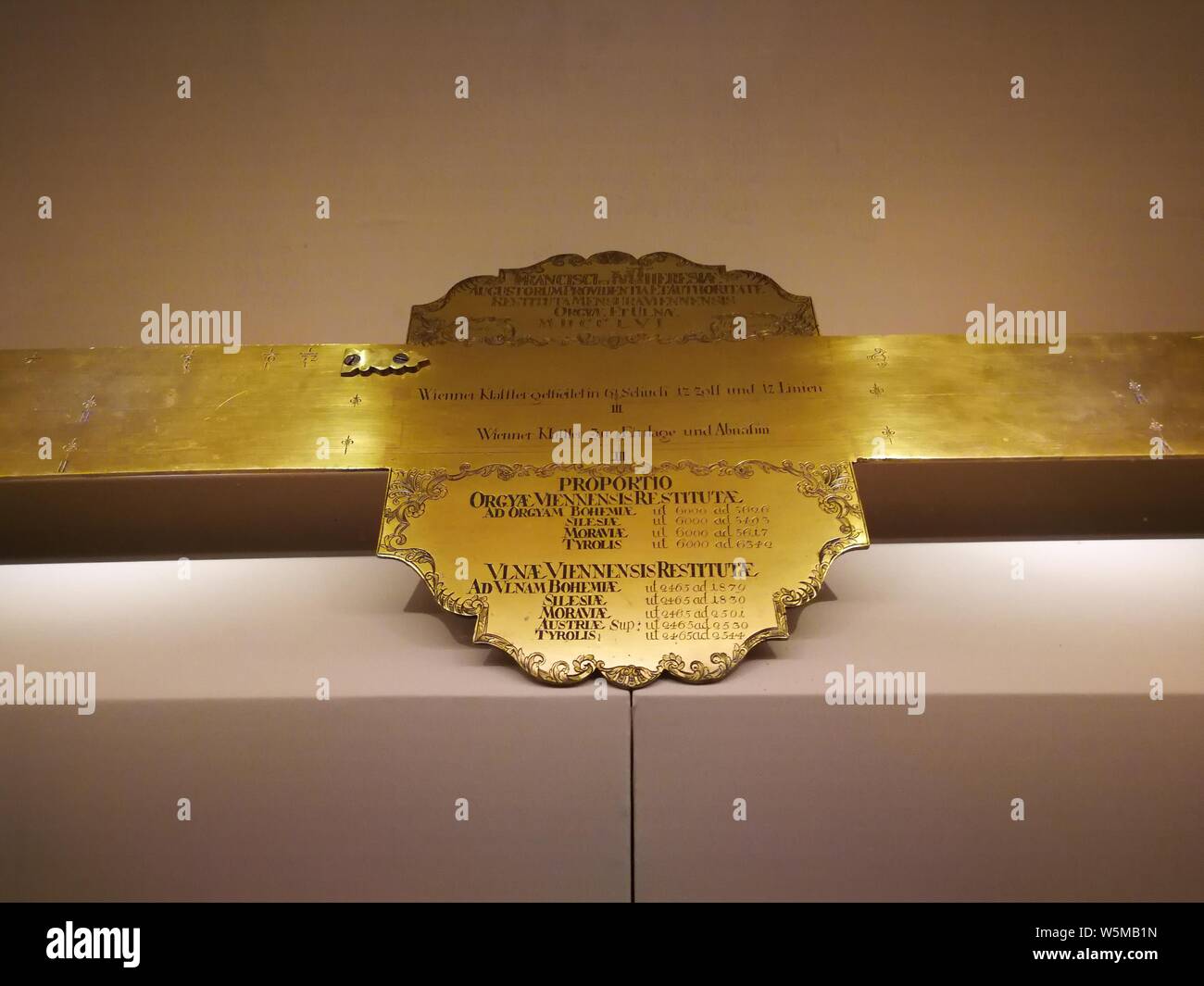 Vista delle reliquie culturali sul display alla mostra di tesori di musei nazionali lungo la Via della Seta presso il museo nazionale della Cina a Pechino Foto Stock