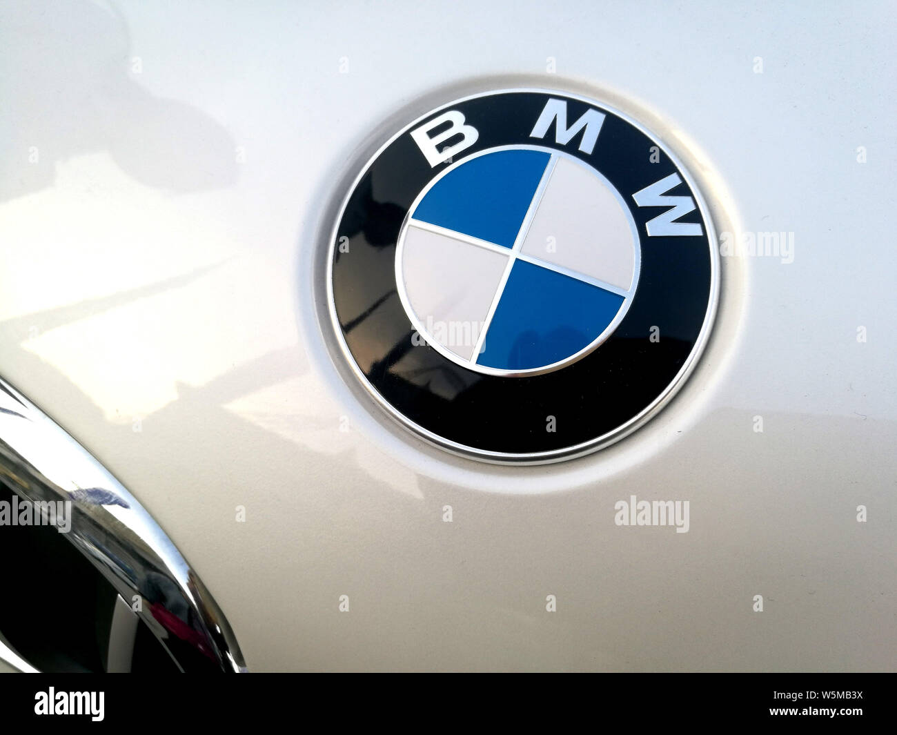 --FILE--Vista di un logo di BMW in città Huaibei, est cinese della provincia di Anhui, 4 ottobre 2018. BMW (Cina) proponeva un piano di richiamo per i veicoli 36,0001 fro Foto Stock