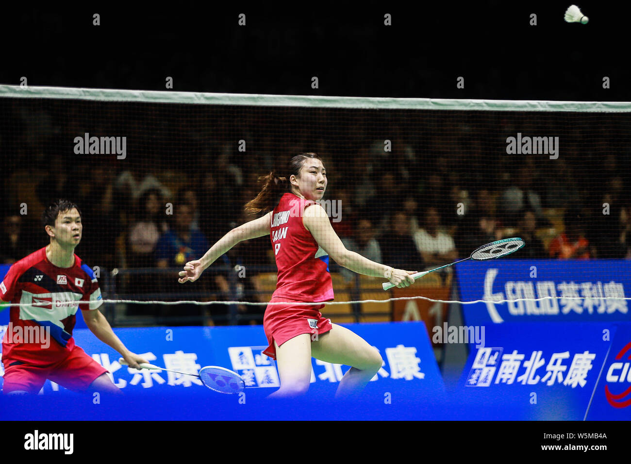 Arisa Higashino, anteriore e Yuta Watanabe competere contro Nipitphon Phuangphuapet e Savitree Amitrapai della Thailandia in il loro match di primo turno del mix Foto Stock