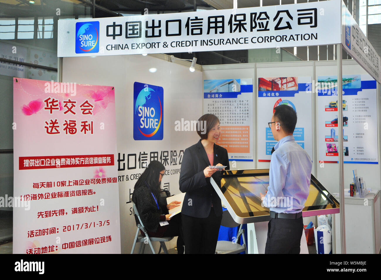 --FILE -- la gente visita lo stand della China Export ed assicurazione del credito Corporation (Sinosure) durante una mostra a Shanghai in Cina, 1 marzo 2017. C Foto Stock