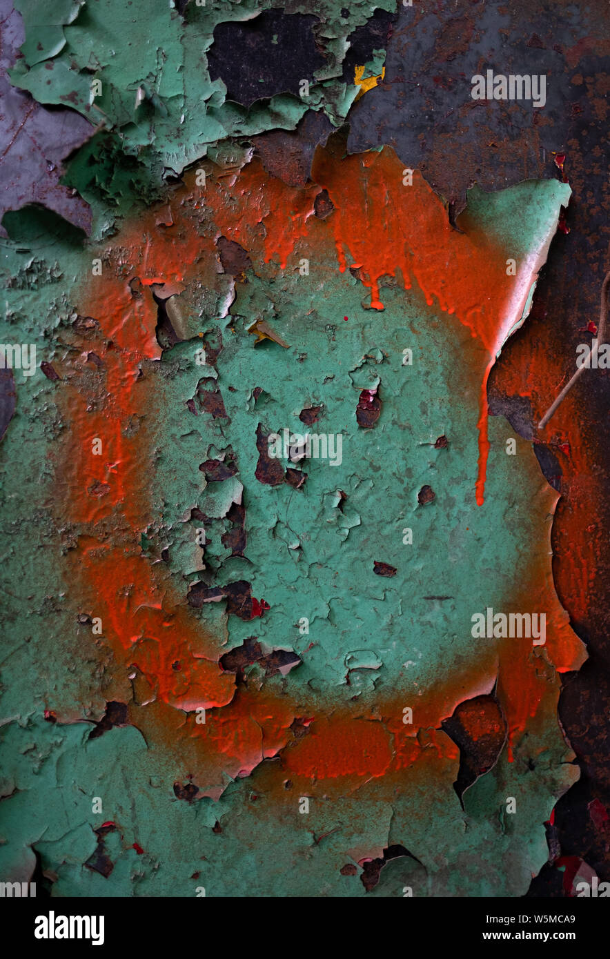 Textured industriale sfondo grunge - peeling, incrinato, corroso la vernice e la ruggine su una parete. Foto Stock
