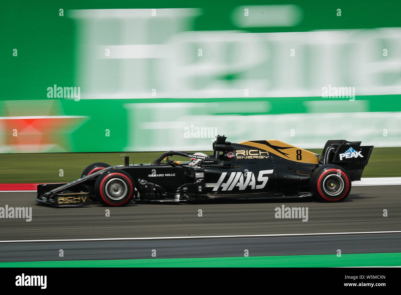 Romain Grosjean di Haas compete durante la sessione di qualifiche della Formula 1 Gran Premio di Cina 2019 allo Shanghai International Circuit in Shang Foto Stock