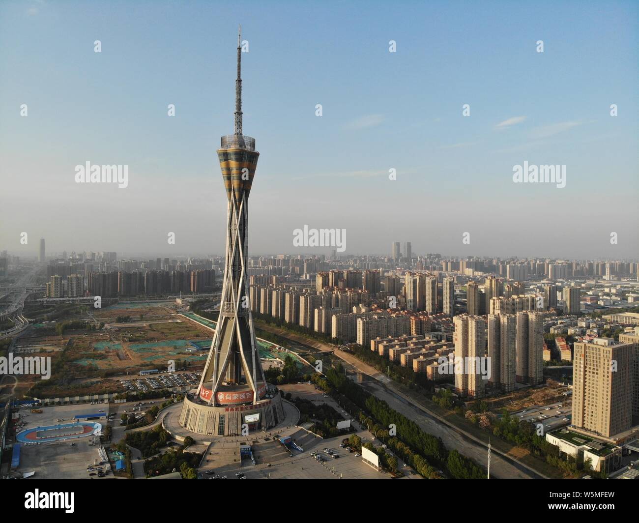 Vista del 388-metro-alta torre di fortuna, il più alto della struttura in acciaio torre nel mondo, nella Città di Zhengzhou, centrale cinese della provincia di Henan, 15 Apr Foto Stock