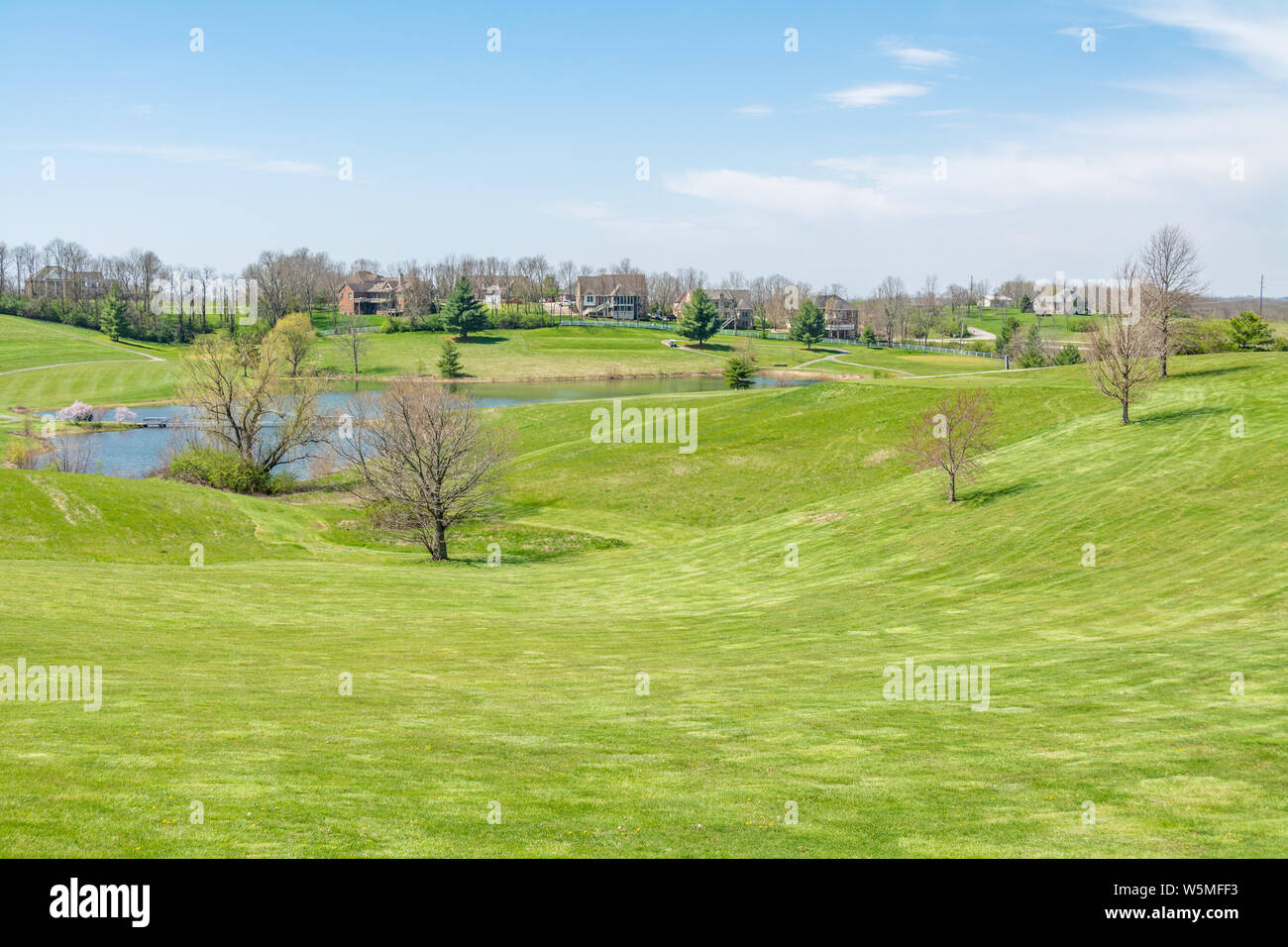 Vista del campo da golf motivi in un esclusivo sviluppo di alloggiamento Foto Stock