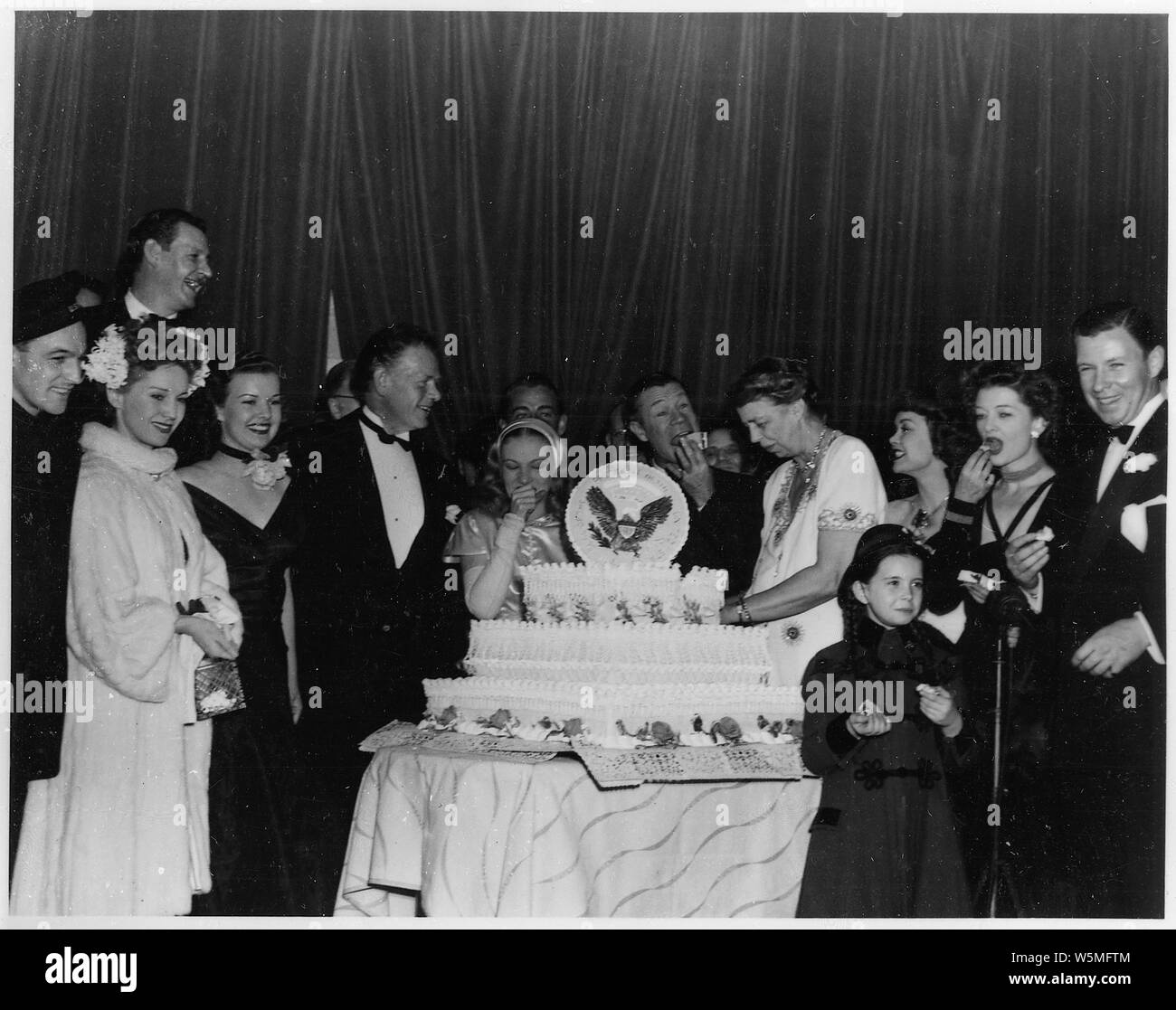 Eleanor Roosevelt, Gene Kelly, Charles Bickford, Veroinca Lago, Joe E. Brown, Jane Wyman, Myrna Loy, George Murphy, e Margaret O'Brien Foto Stock