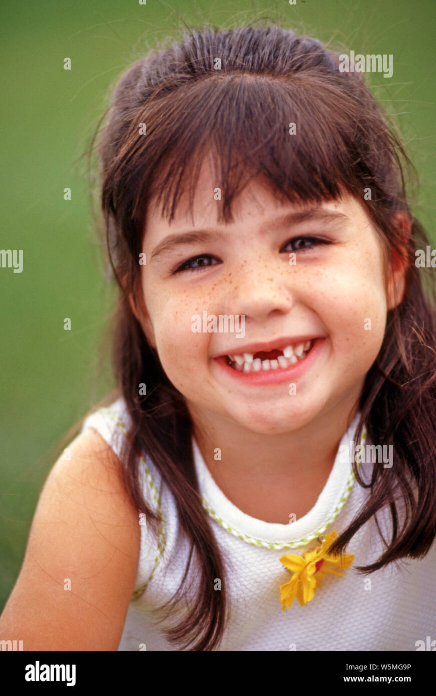 Giovane ragazza sorridente di una fotocamera con un sorriso di formaggio e lo spazio tra i suoi denti Foto Stock