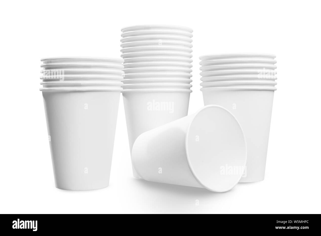 Pila di un bianco styrofoam cups isolate su sfondo bianco Foto Stock
