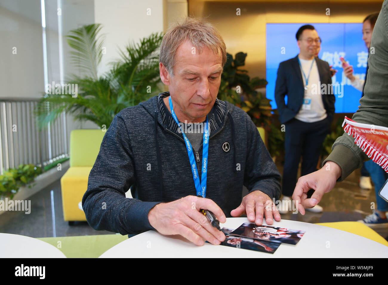 Manager del calcio tedesco e pundit Jurgen Klinsmann è visto durante una visita a Pechino, Cina, 14 aprile 2019. Durante una visita a Pechino, Jurgen Kli Foto Stock