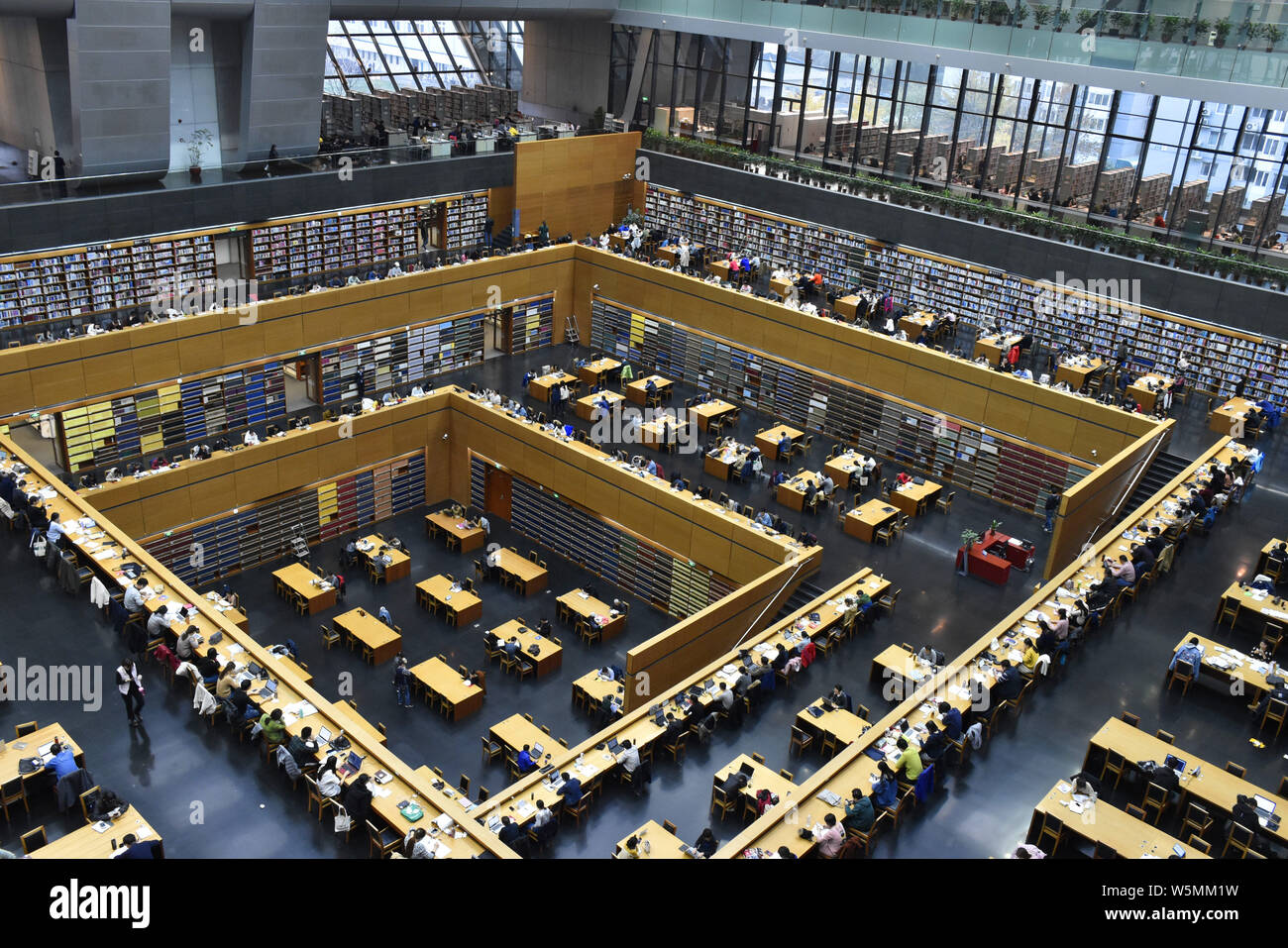 --FILE--residenti locali per leggere i libri della biblioteca nazionale della Cina (NLC) a Pechino in Cina, 13 novembre 2018. La Biblioteca nazionale della Cina (NLC) h Foto Stock