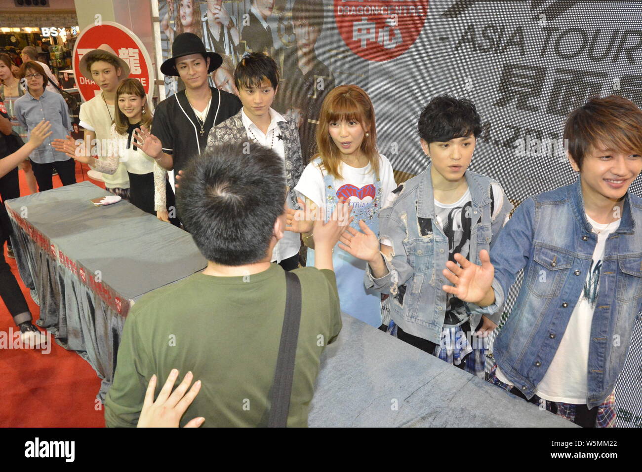 Pop giapponese gruppo AAA (Attacco tutti intorno) partecipa a una riunione della ventola durante il loro tour in Asia a Hong Kong, Cina, 5 aprile 2015. Foto Stock