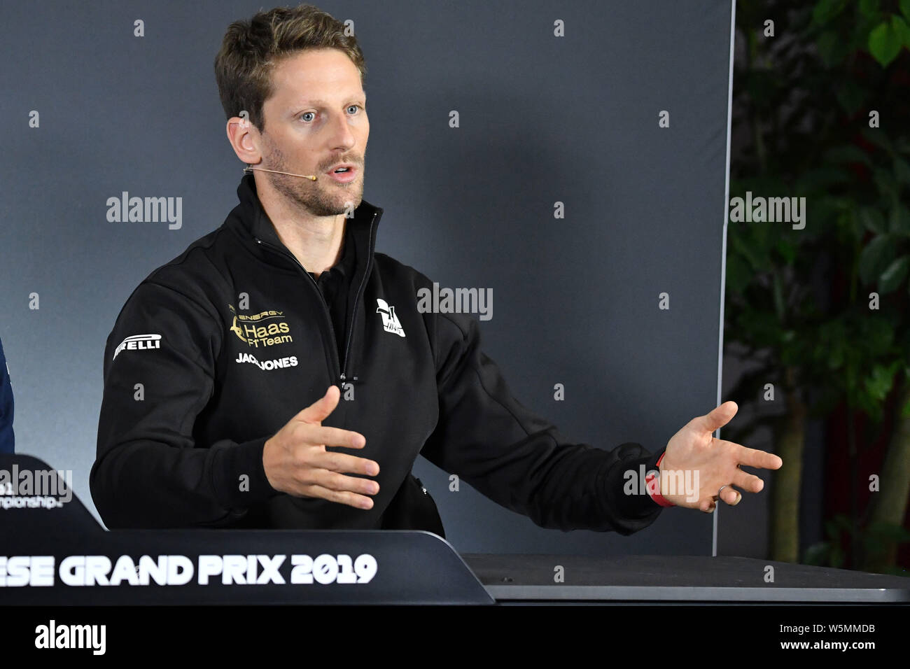 Un pilota francese Romain Grosjean di Haas F1 Team partecipa a una conferenza stampa davanti alla Formula 1 Heineken Chinese Grand Prix 2019 a Shanghai, C Foto Stock