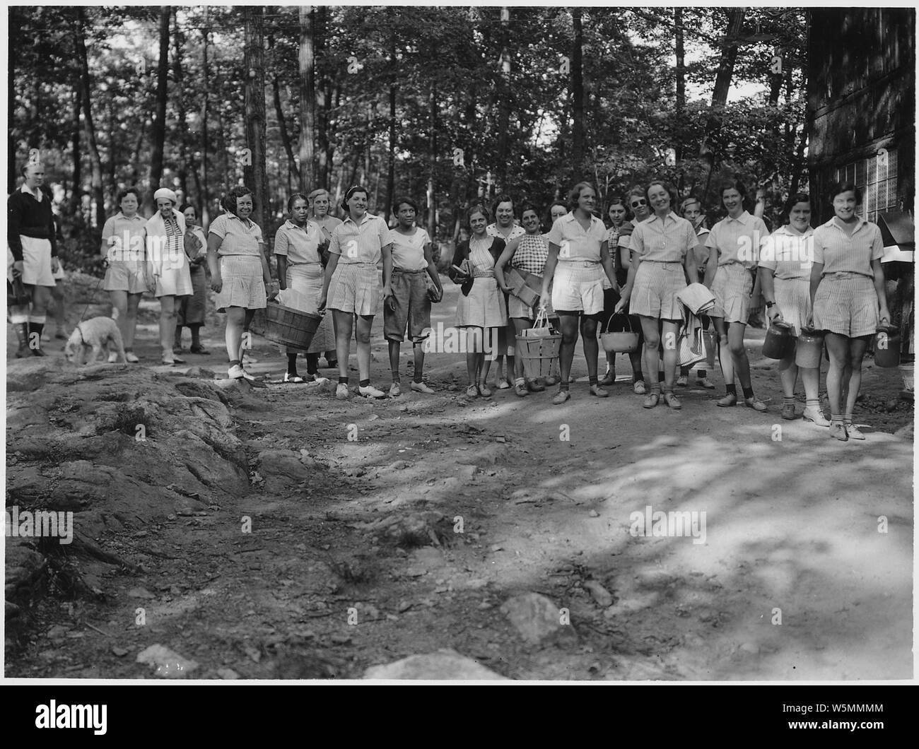 FERA; N.J. Le donne disoccupate's Camp; Interstate Park; gli escursionisti off per cena nel bosco; Foto di Hickok Foto Stock