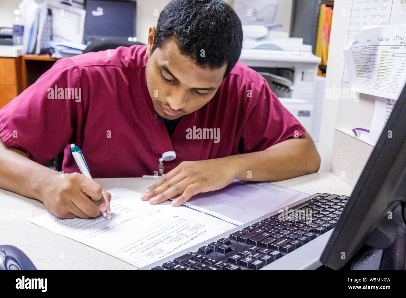 Miami Beach Florida, Mt. Mount Sinai Medical Center, ufficio del medico ospedaliero, reception, segreteria medica compilando il modulo, Foto Stock