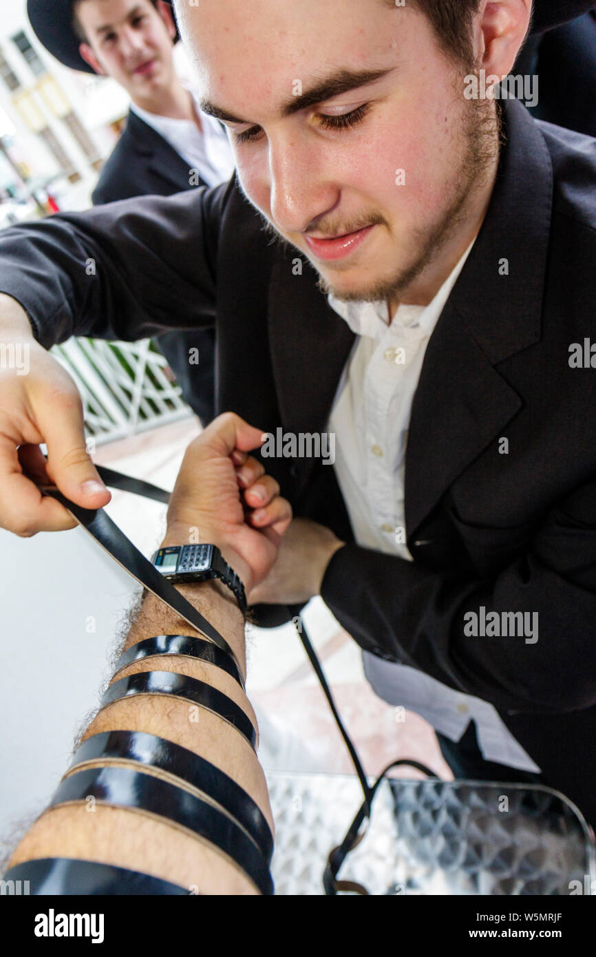 Miami Beach Florida,completamento,nuovo Sefer Torah,rabbi,rebbe,Ebreo Ortodosso,studenti Chabad Lubavitch,Hasidic,religione,tradizione,Ebraismo,uomini m Foto Stock