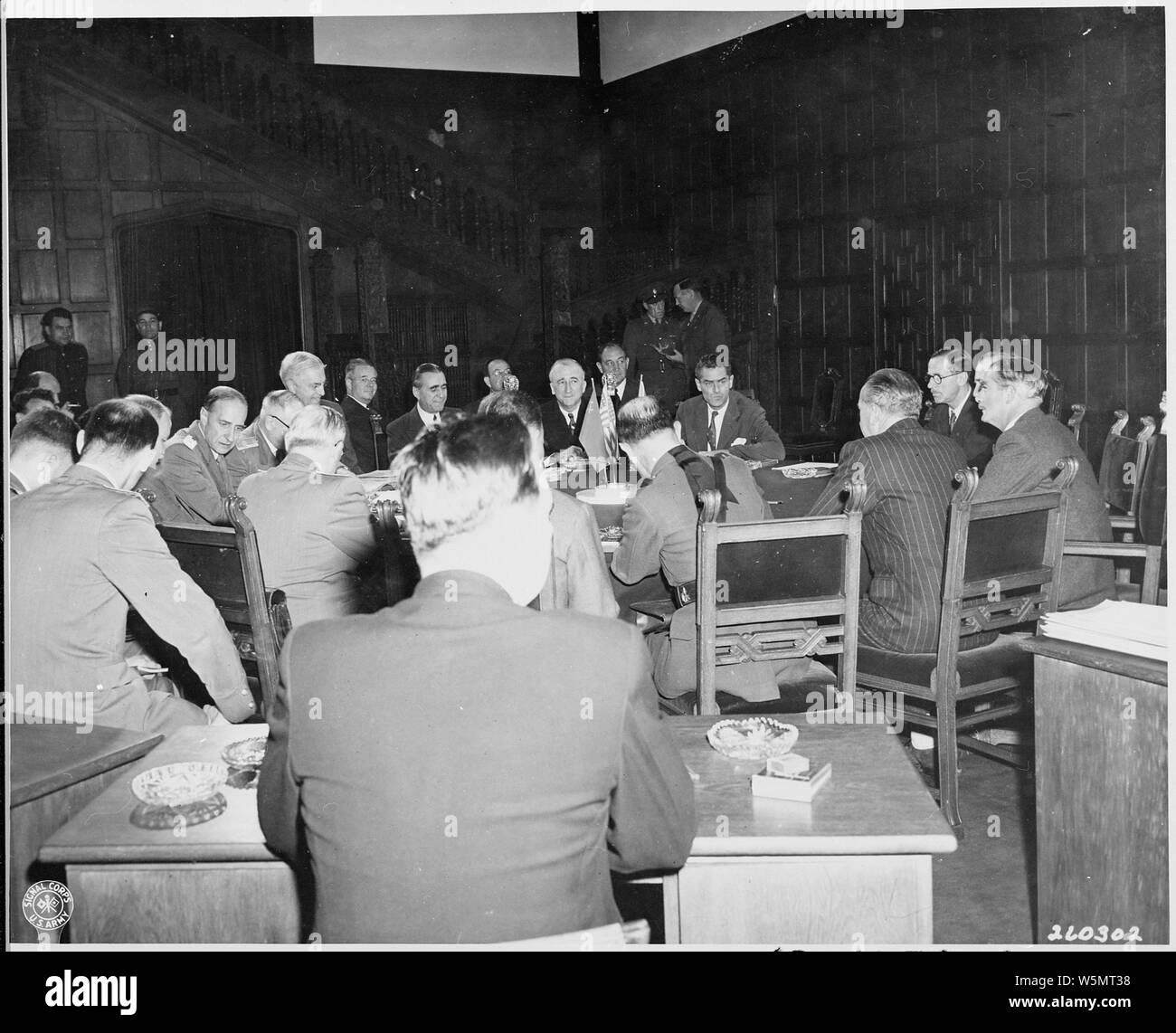 Riunione dei Ministri degli esteri durante la Conferenza di Potsdam. Il segretario di Stato James Byrnes è nella parte superiore della tabella, dietro le bandierine. Il ministro degli esteri britannico Anthony Eden si trova sul lato destro del tavolo. Il ministro degli esteri sovietico Vyacheslav Molotov viene oscurato parzialmente sul lato sinistro della tabella. Foto Stock