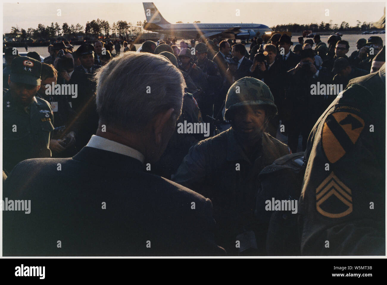 Fort Bragg, North Carolina: Presidente Lyndon B. Johnson saluto truppe aviotrasportate, campo di applicazione e il contenuto: Posizione: Fort Bragg, North Carolina. Illustrato: Presidente Lyndon B. Johnson, ignoti soldati. Foto Stock