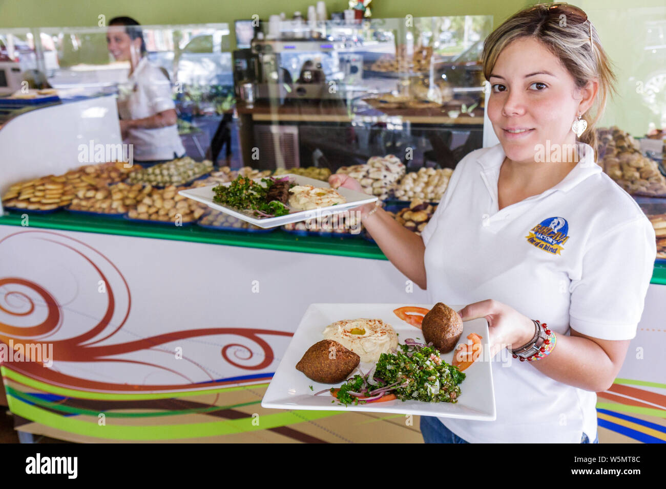 Miami Florida,Baklava Factory,Medio Oriente,Oriente,orientale,ristorante ristoranti ristorazione caffè cafè cucina,donna donna donne,cameriera server imp Foto Stock