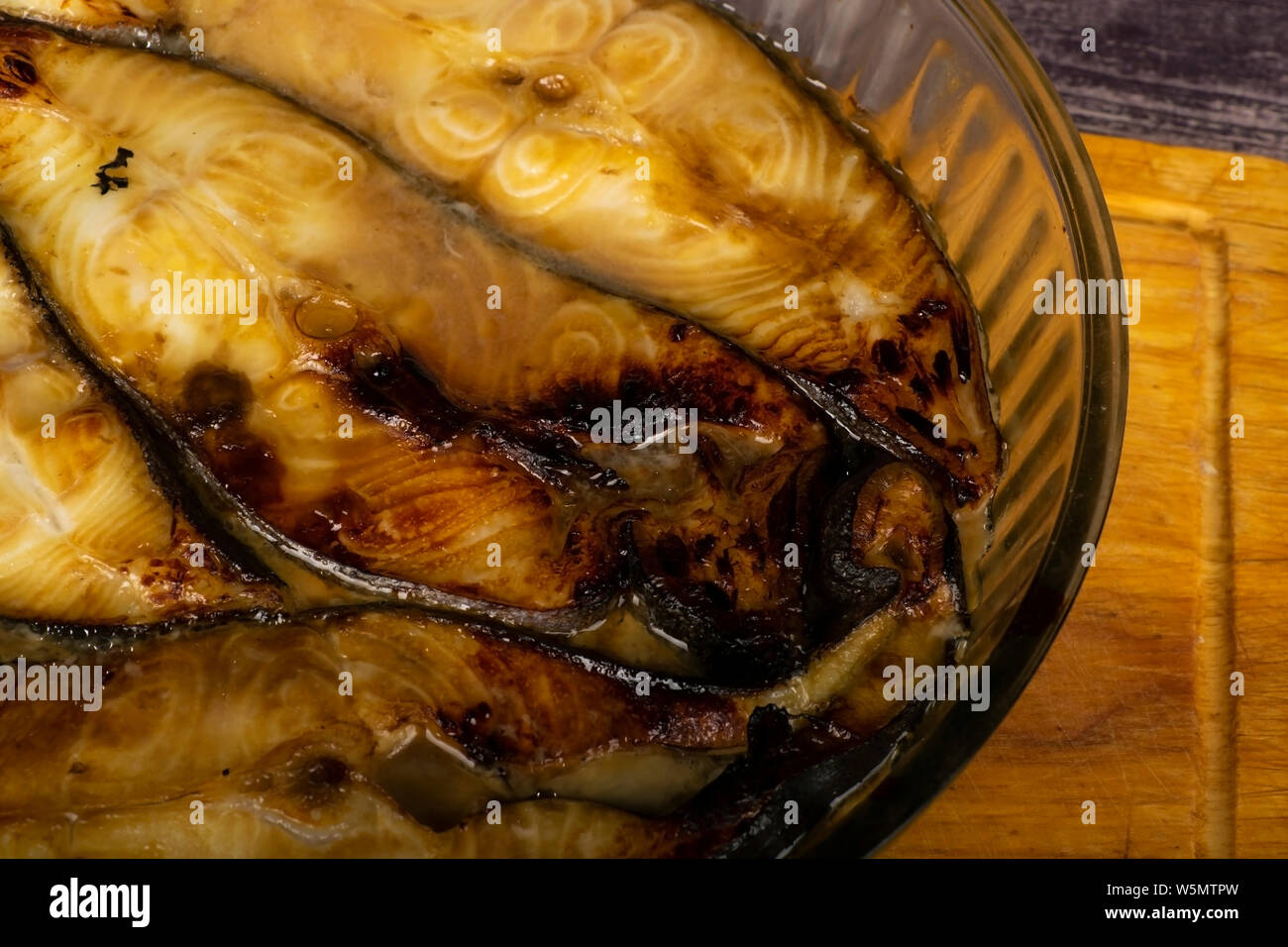 Bistecche di halibut cotta in un piatto di vetro. In salsa di soia con il miele. Foto Stock