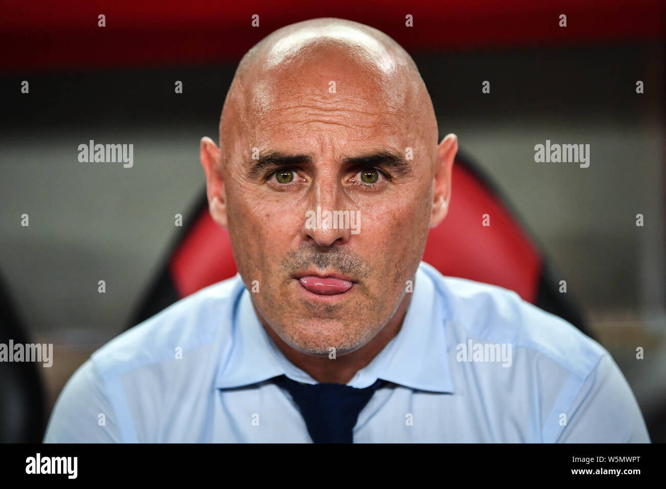 Head Coach Kevin Muscat dell'Australia Melbourne vittoria guarda il suo i giocatori in competizione nei confronti della Cina di Guangzhou Evergrande durante il loro gruppo F corrispondono Foto Stock