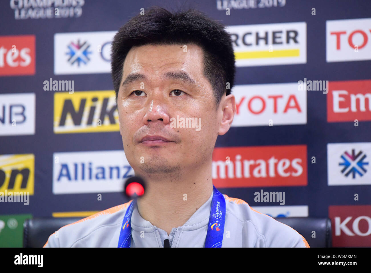 Head Coach Li Xiaopeng della Cina Shandong Luneng Taishan F.C. partecipa a una conferenza stampa dopo il gruppo e il match contro Malaysia Johor Darul Ta'zi Foto Stock