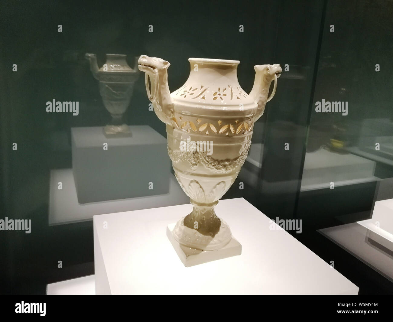 Vista delle reliquie culturali sul display alla mostra di tesori di musei nazionali lungo la Via della Seta presso il museo nazionale della Cina a Pechino Foto Stock