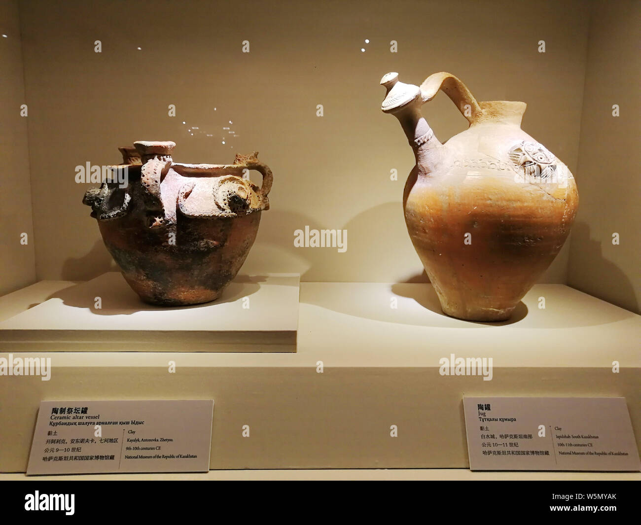 Vista delle reliquie culturali sul display alla mostra di tesori di musei nazionali lungo la Via della Seta presso il museo nazionale della Cina a Pechino Foto Stock