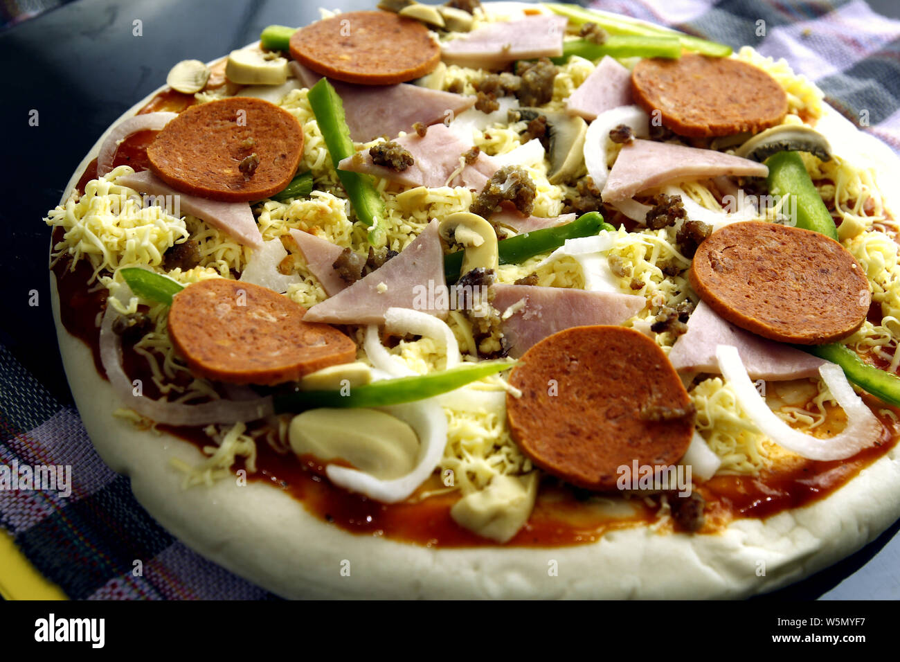 Foto di freschi di verdura e pizza di carne Foto Stock