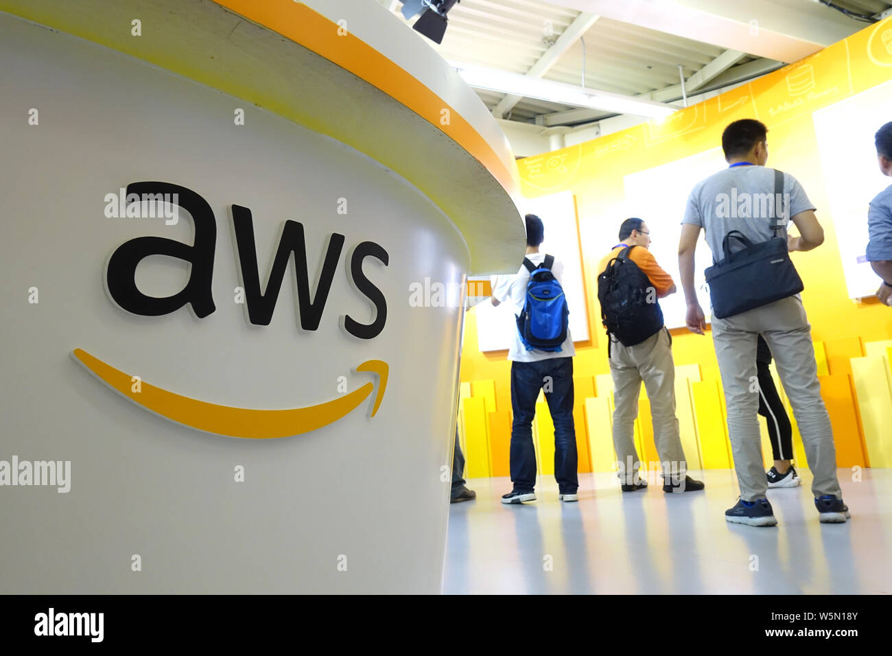 --FILE -- la gente visita lo stand di Amazon durante l'Expo di Shanghai, Cina, 18 settembre 2018. Amazon cloud service platform, Amazon Web Services, Foto Stock