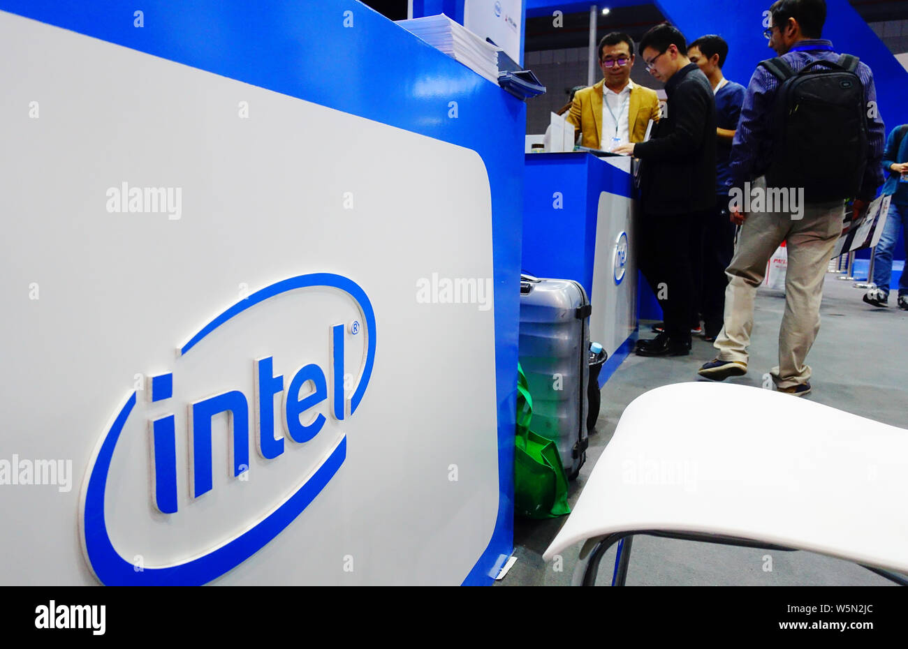 --FILE -- la gente visita allo stand di Intel durante una mostra a Shanghai in Cina, 9 novembre 2017. U.S. chipmaker Intel Corporation ha detto Giovedi il suo Foto Stock