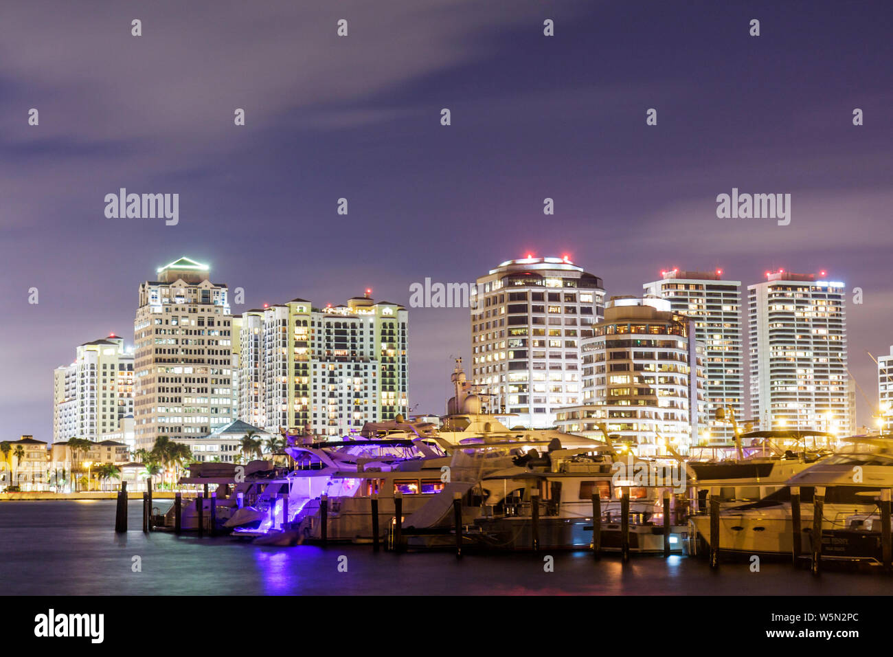 West Palm Beach Florida, skyline della città, serata notturna, fronte mare Intracoastal, navigazione, condominio appartamenti residenziali edifici Foto Stock