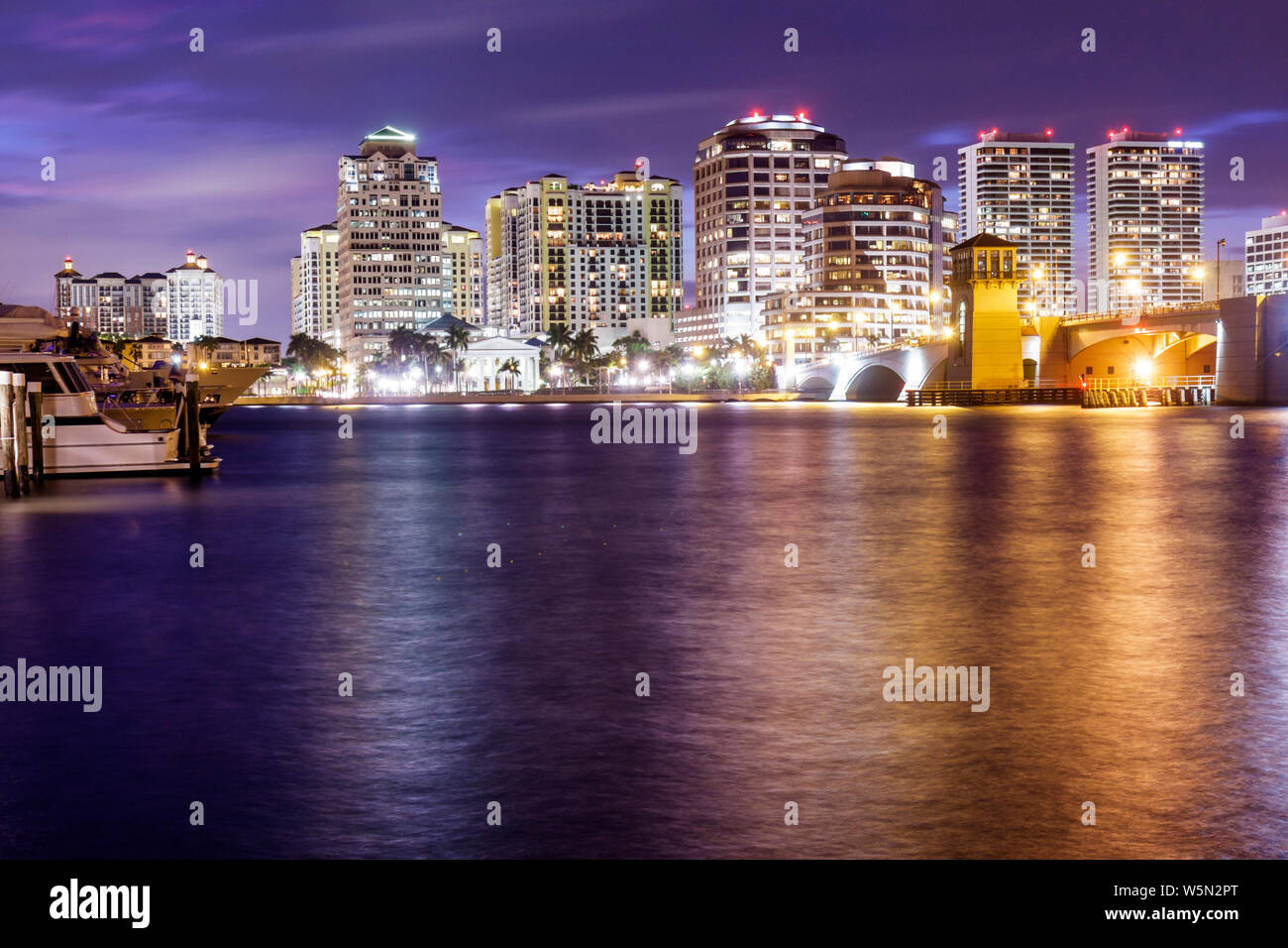 West Palm Beach Florida, skyline della città, serata notturna, lungomare Intracoastal, navigazione, edificio, grattacieli grattacieli alti edifici edificio dra Foto Stock