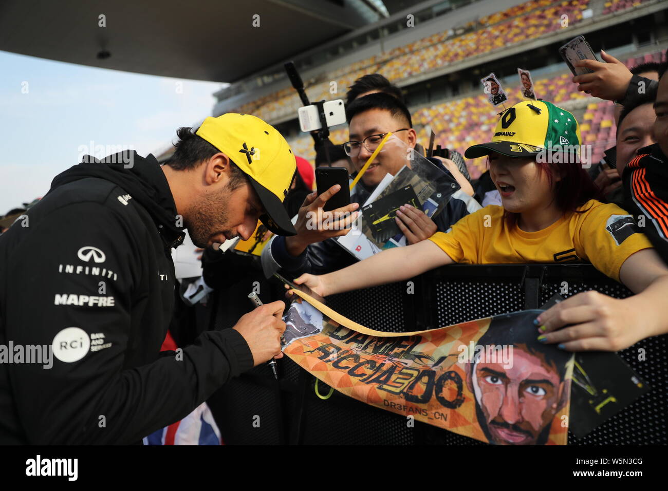 Australian racing driver Daniel Ricciardo del Team Renault F1 firma autografi per una ventola davanti alla Formula 1 Heineken Chinese Grand Prix 2019 al Foto Stock