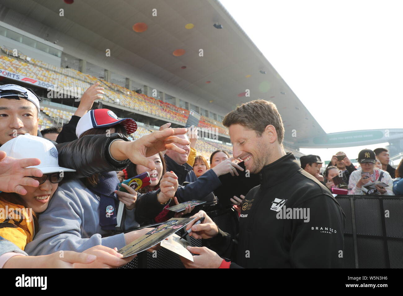Un pilota francese Romain Grosjean di Haas F1 Team firma autografi per i fan prima della Formula 1 Heineken Chinese Grand Prix 2019 a Shanghai Foto Stock