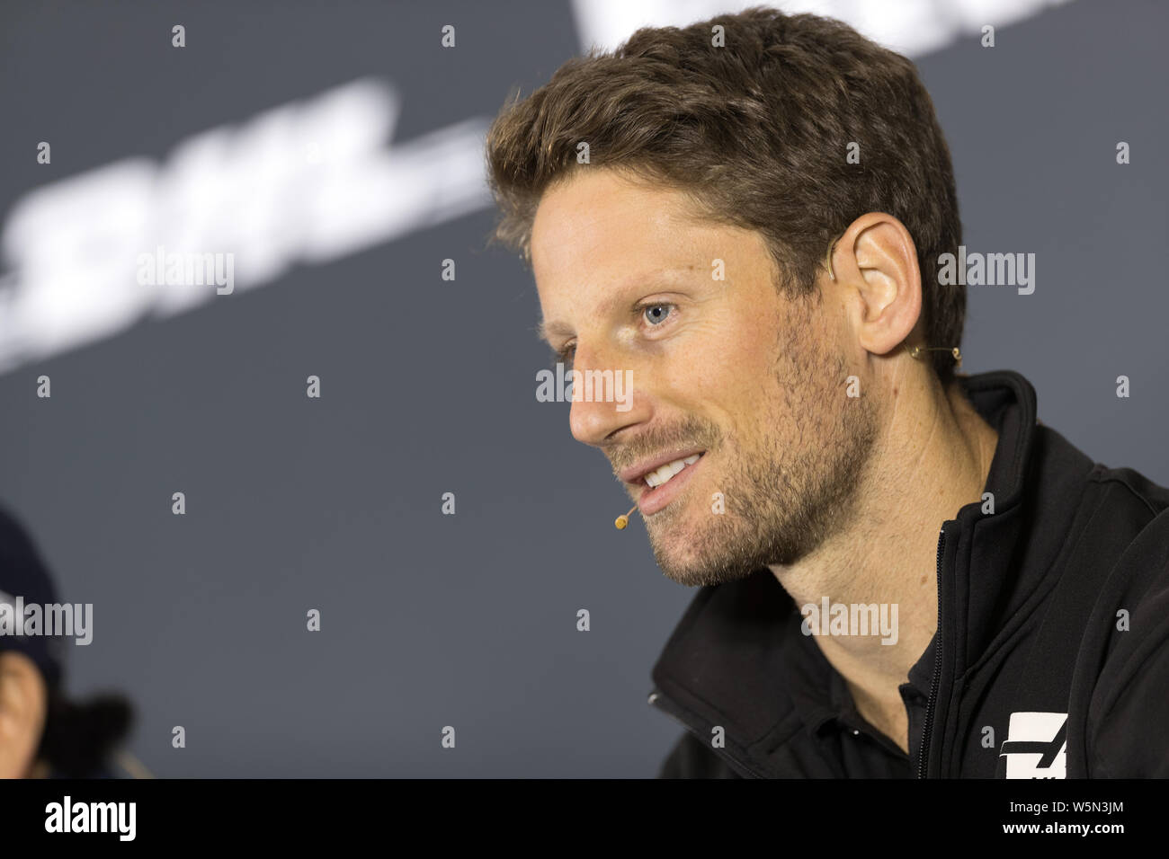 Un pilota francese Romain Grosjean di Haas F1 Team partecipa a una conferenza stampa davanti alla Formula 1 Heineken Chinese Grand Prix 2019 a Shanghai, C Foto Stock