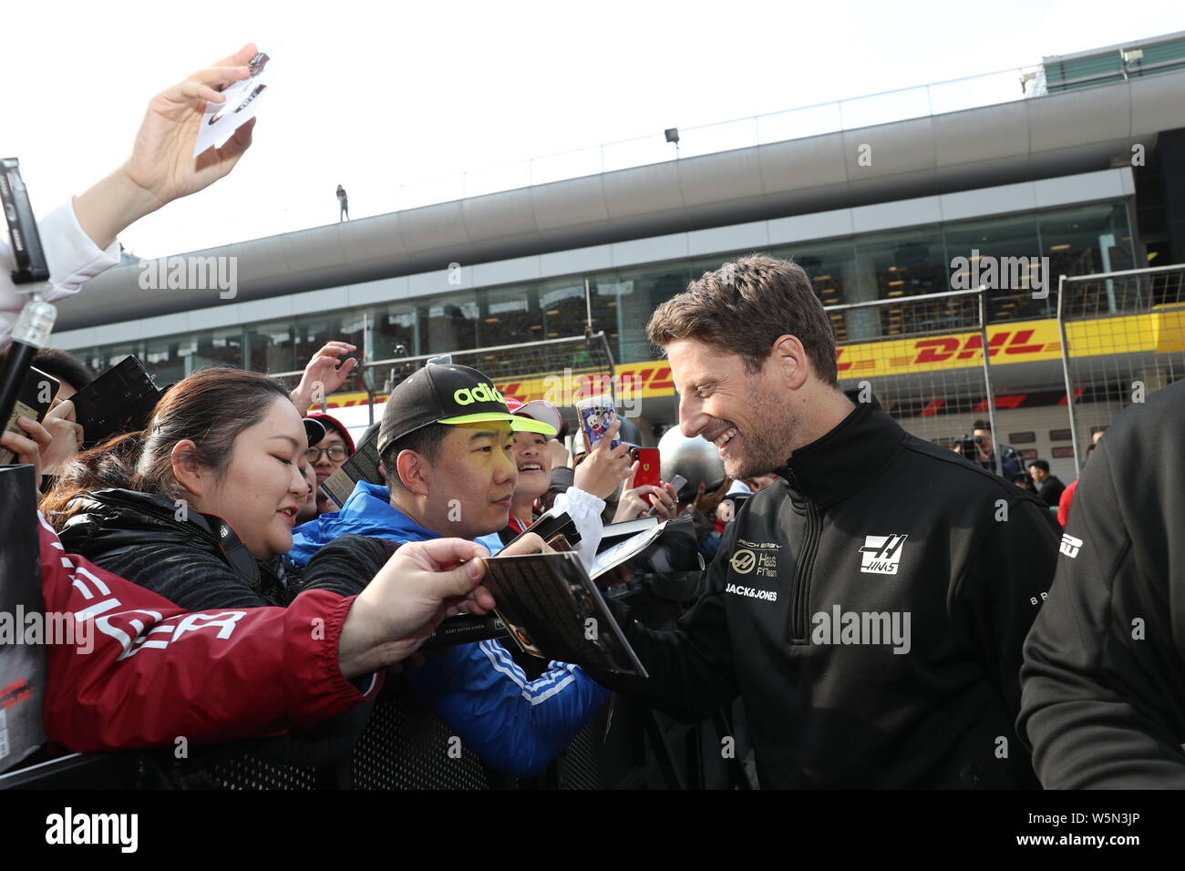 Un pilota francese Romain Grosjean di Haas F1 Team firma autografi per i fan prima della Formula 1 Heineken Chinese Grand Prix 2019 a Shanghai Foto Stock