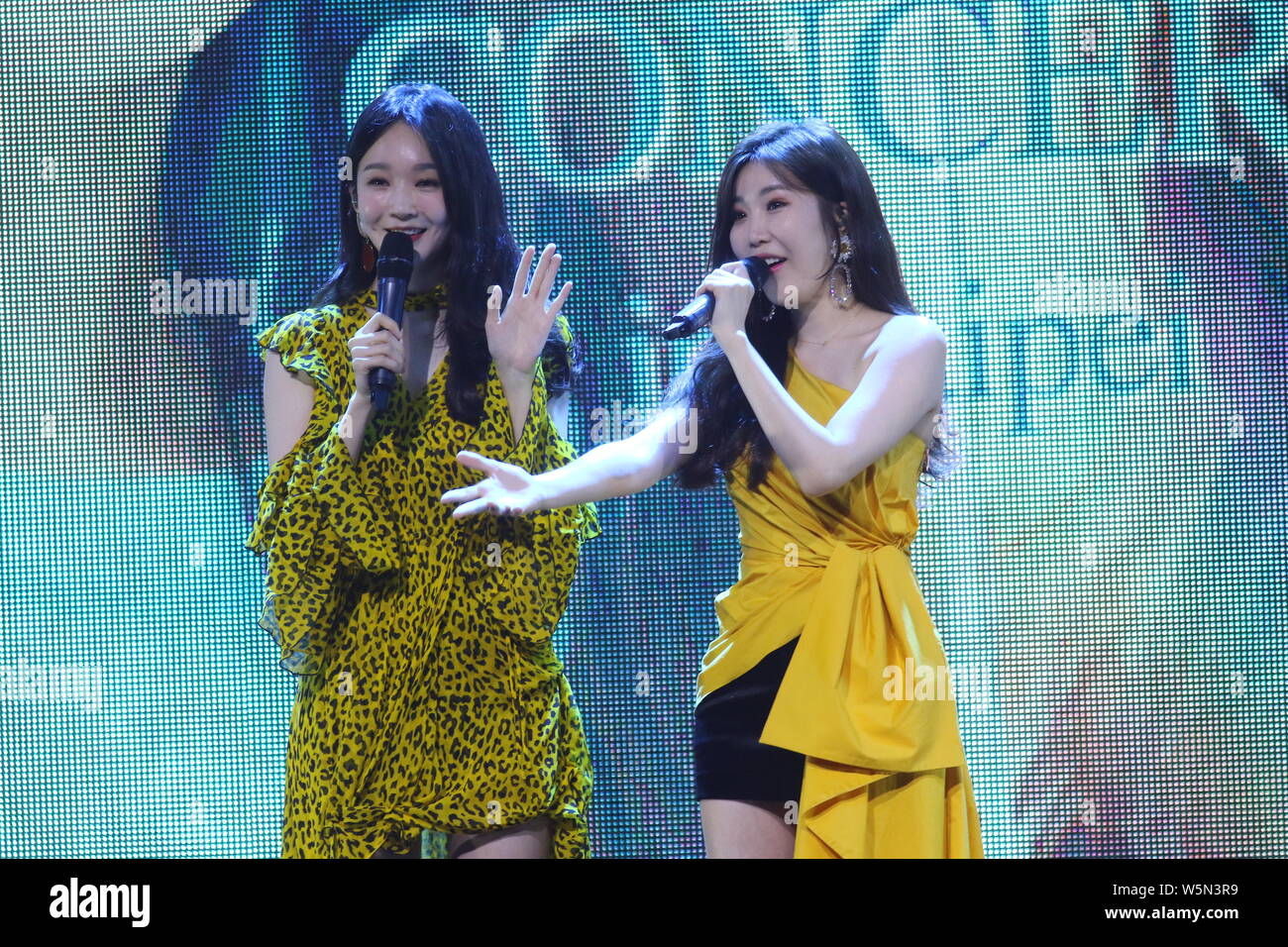 Lee Hae-ri e Kang Min-Kyung Corea del Sud duo pop Davichi eseguire durante il 2019 DAVICHI Concerto in Taipei, Taiwan, 7 aprile 2019. Foto Stock