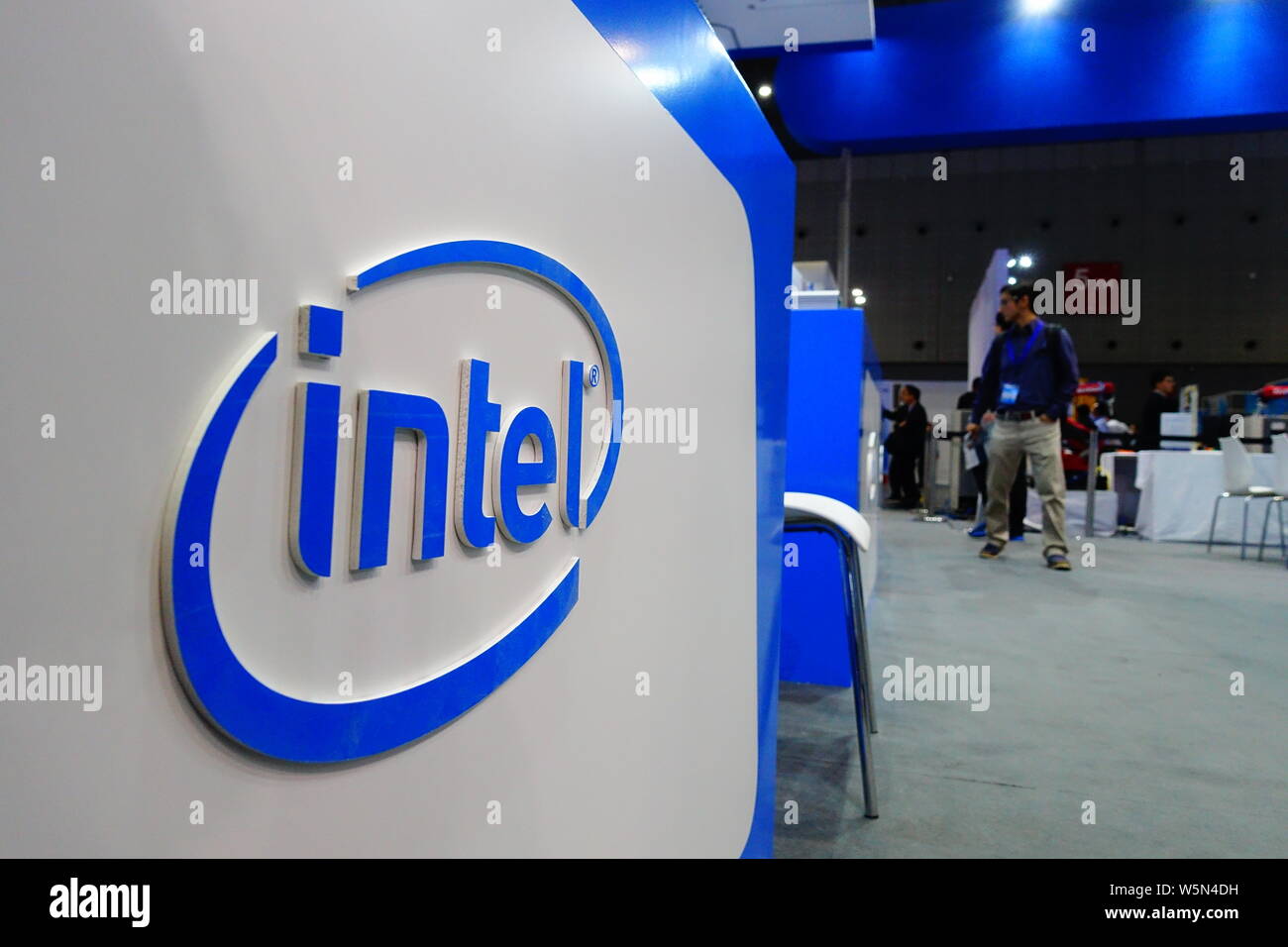 --FILE -- la gente visita allo stand di Intel durante una mostra a Shanghai in Cina, 9 novembre 2017. U.S. chipmaker Intel Corporation ha detto Giovedi il suo Foto Stock