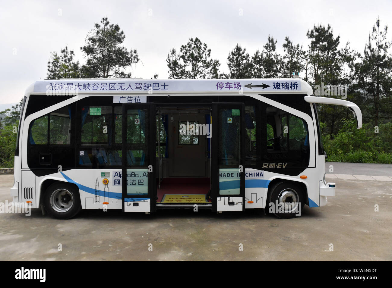 Un bus senza equipaggio unità su la più lunga del mondo e il più alto dal fondo di vetro ponte sopra il Zhangjiajie Grand Canyon a Wulingyuan scenico e storico in Foto Stock