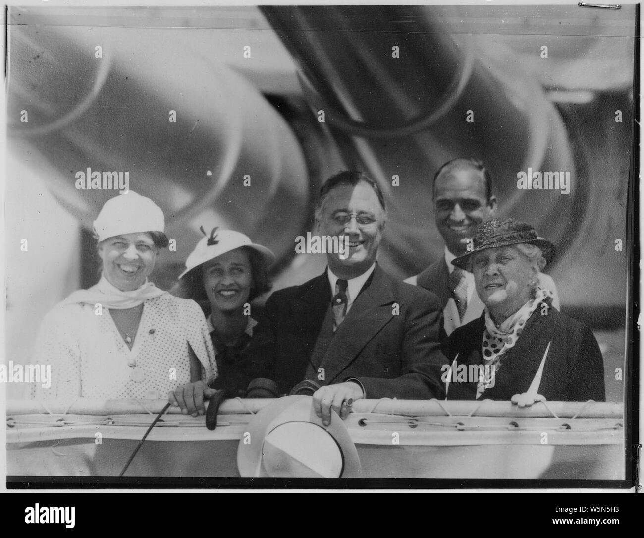 Franklin D. Roosevelt, Eleanor Roosevelt, Sara Delano Roosevelt, e il sig. e la Sig.ra James Roosevelt nella città di New York New York Foto Stock