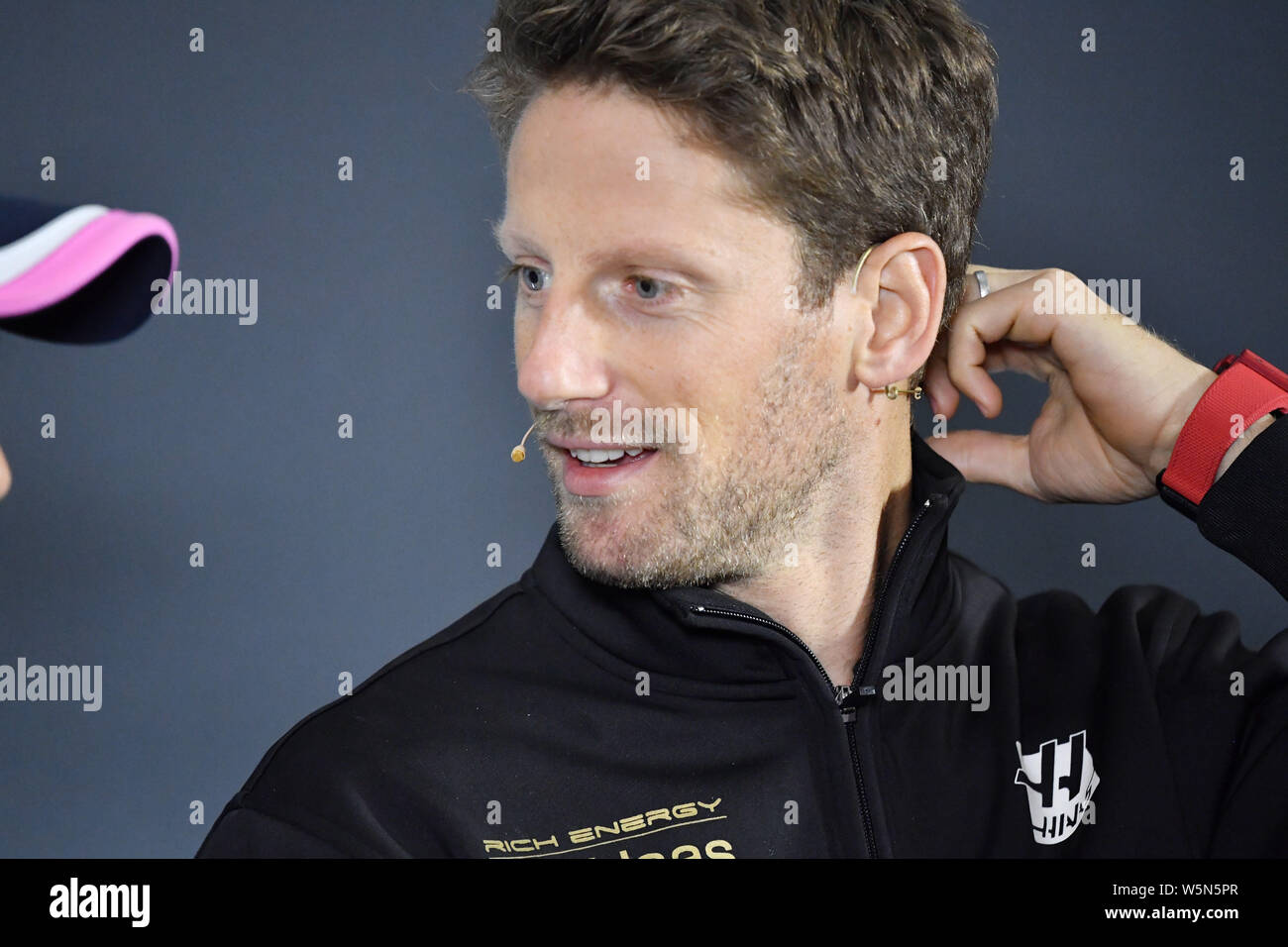 Un pilota francese Romain Grosjean di Haas F1 Team partecipa a una conferenza stampa davanti alla Formula 1 Heineken Chinese Grand Prix 2019 a Shanghai, C Foto Stock
