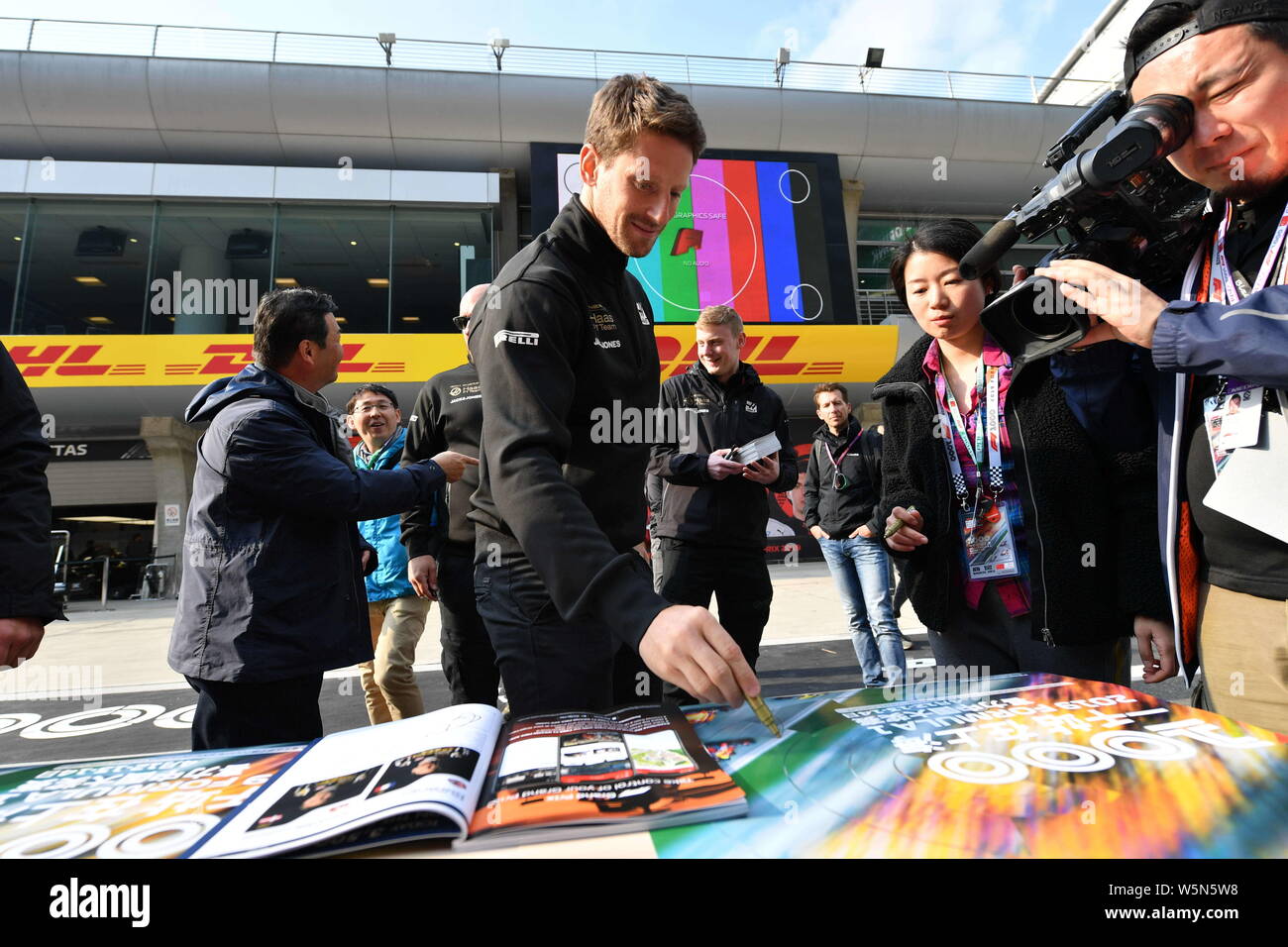 Un pilota francese Romain Grosjean di Haas F1 Team firma autografi prima della Formula 1 Heineken Chinese Grand Prix 2019 allo Shanghai Ospiti int Foto Stock