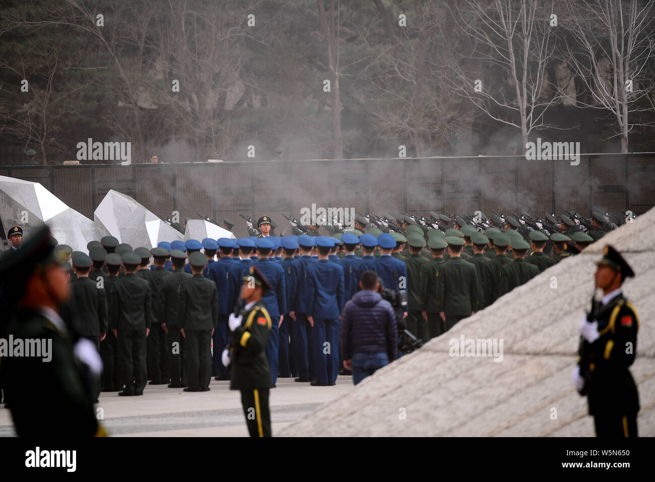 Cinese soldati PLA di accompagnare i resti di dieci soldati cinesi uccisi nel 1950-53 guerra coreana durante una cerimonia di sepoltura a uno dei martiri park di Shen Foto Stock