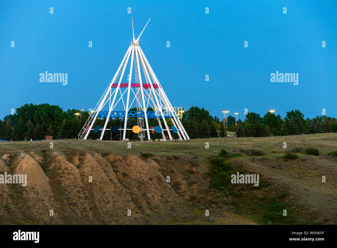 Medicine Hat, Alberta, Canada - Luglio 9, 2019: Medicine Hat più visibile landmark è il Saamis Tepee! Originariamente costruito per la Calgary 1988 Wi Foto Stock