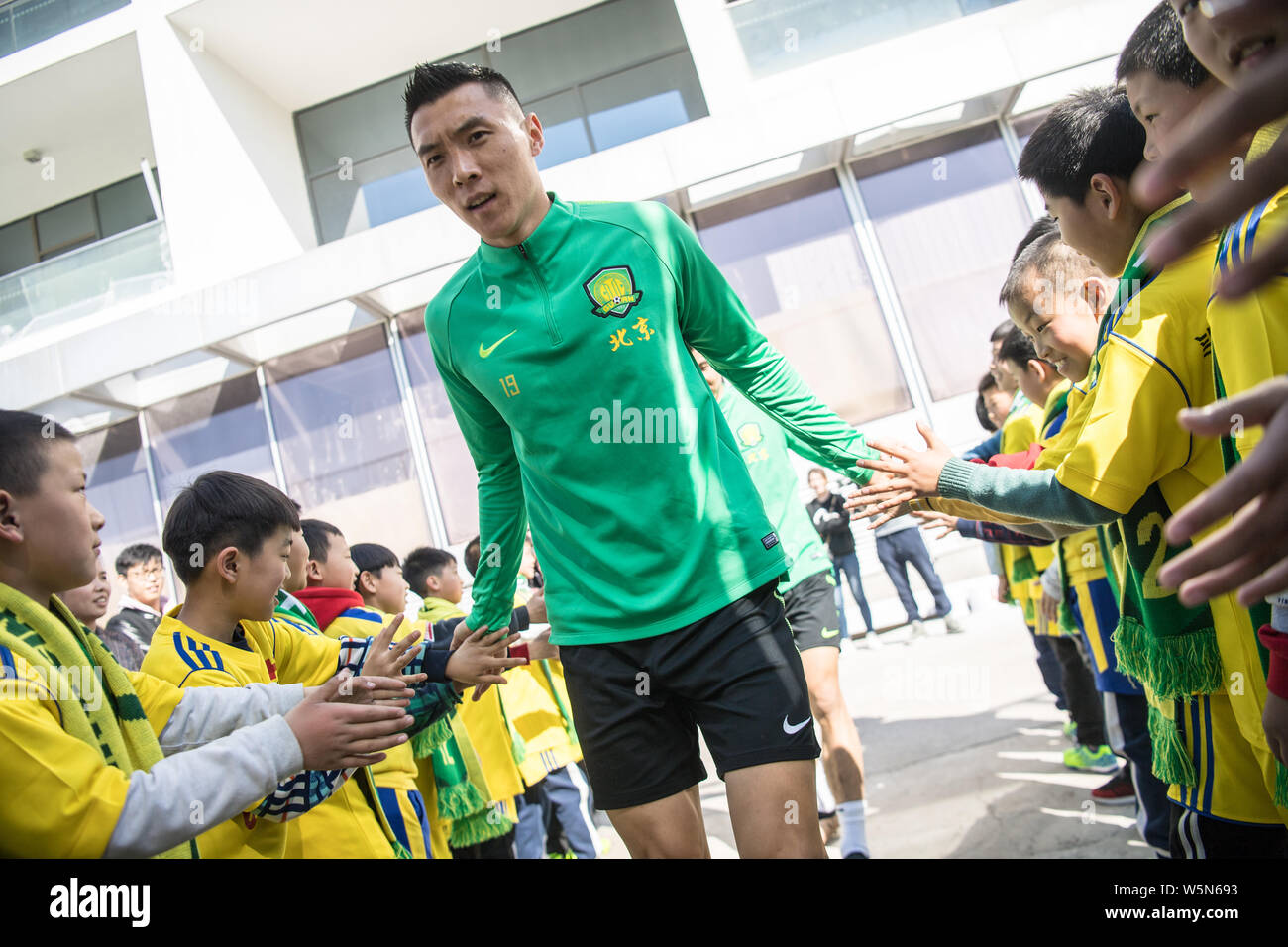 Yu Dabao di Pechino Guoan Sinobo F.C. interagisce con il cinese adolescente giocatori del 'CSL del primo nome attività pubblica" tenuto da famose Chine Foto Stock